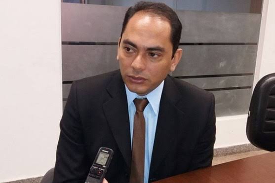 Prefeito Assis Ramos é denunciado pelo Ministério Público por ameaça a radialista