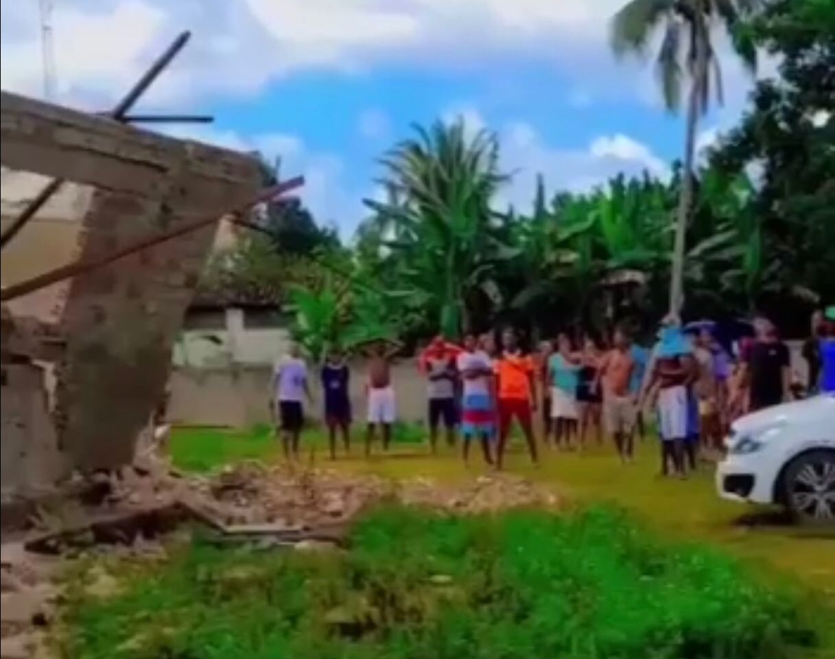 População de Bacuri se revolta e derruba prédio de escola em “reforma”